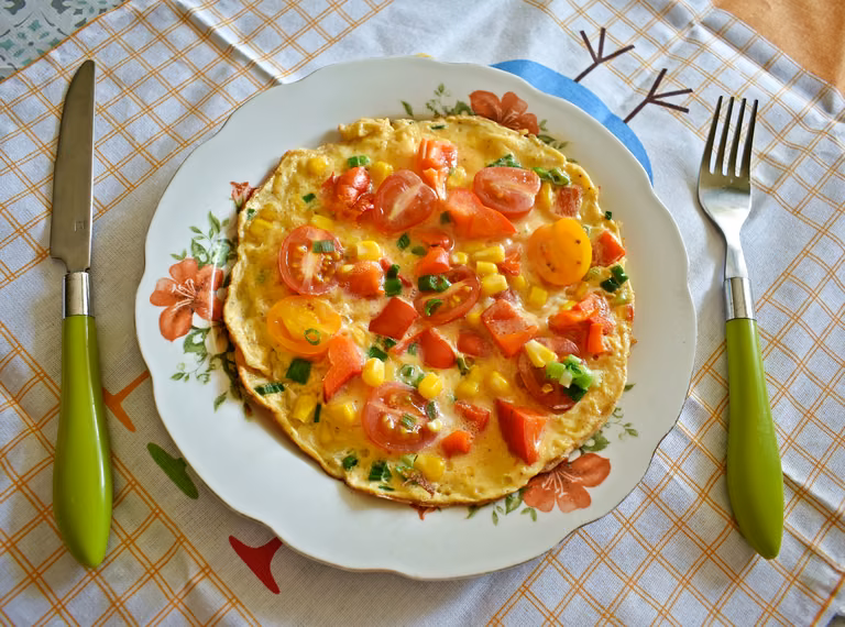 Zdrowy, kolorowy omlet
