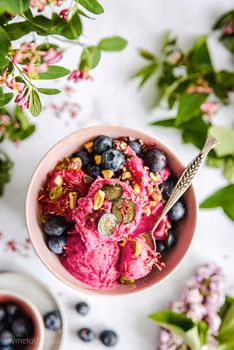 Wegańskie lody bananowe z malinami |