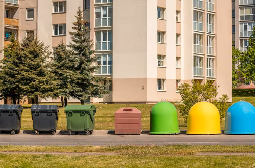 Śmietniki otwierane na kartę z wagą i kamerą! Kolejne polskie miasto wprowadza rewolucję w segregacji odpadów
