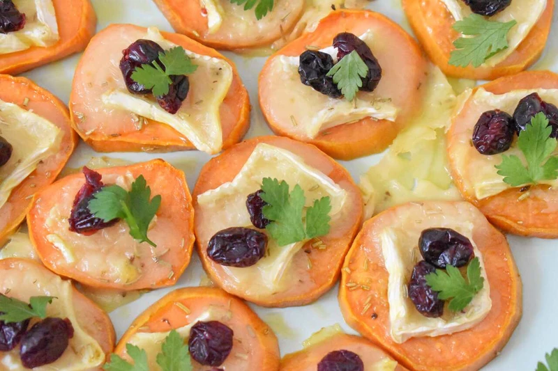 Pieczone bataty z serem brie i żurawiną