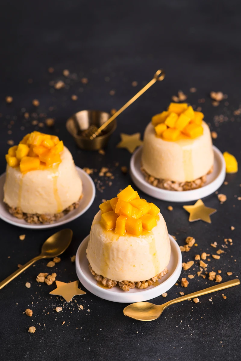 Mini serniczki z mango i granolą