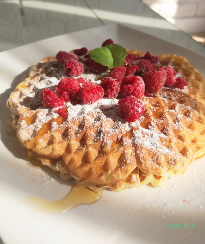 Wafle z mascarpone i malinami