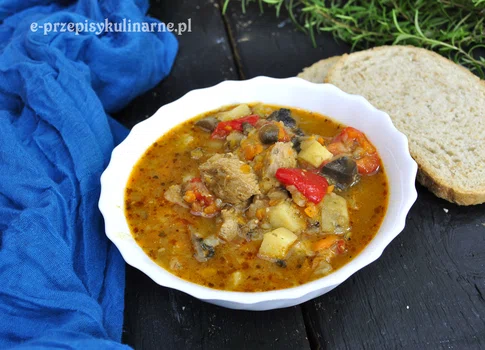 ZUPA GULASZOWA Z WIEPRZOWINĄ I DUŻĄ ILOŚCIĄ WARZYW