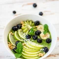 Zielone smoothie bowl z owocami