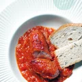Kiełbasa pieczona w sosie pomidorowym