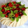 Tort bezowy Pavlova z różami z kiwi i truskawek