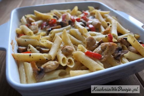 Zapiekanka z kurczakiem, papryką i pieczarkami