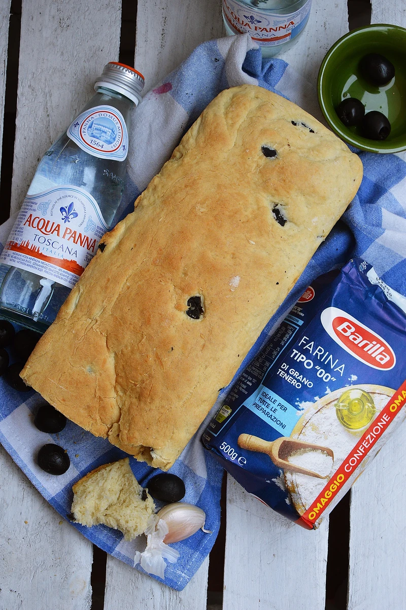 Focaccia z czarnymi oliwkami