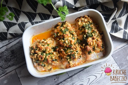 ŁOSOŚ POD KOŁDERKĄ Z ORZESZKÓW PINI, NATKI PIETRUSZKI I MOZZARELLI