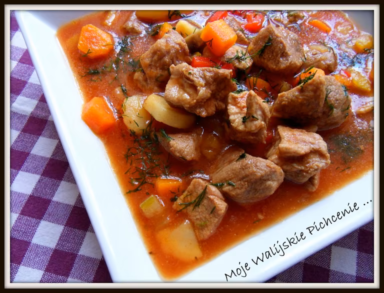 Pikantna zupa gulaszowa
