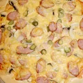Pizza wiejska (z kiełbasą i ogórkiem)