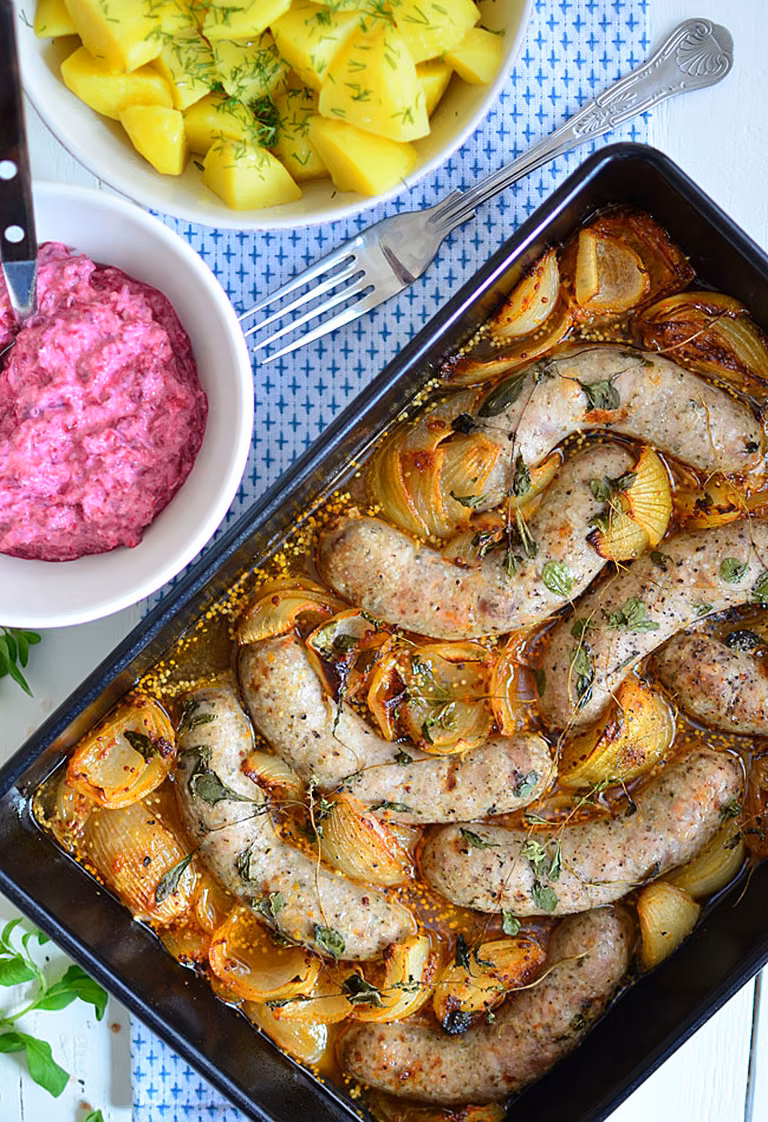 Kiełbasa pieczona z cebulą w pysznym sosie