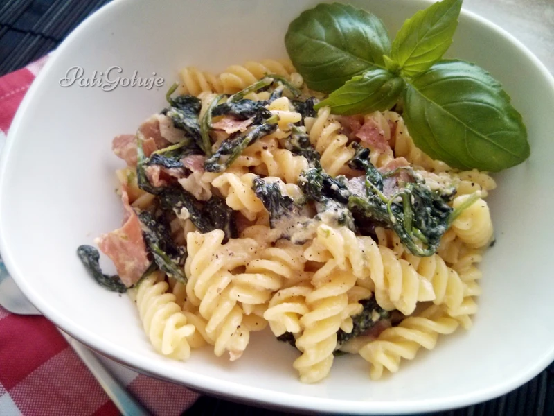 Makaron ze szpinakiem i szynką parmeńską
