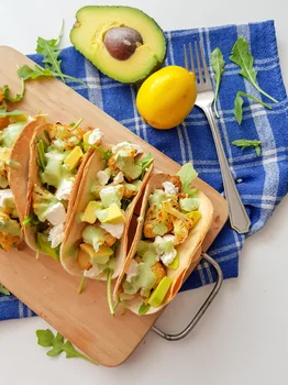 Tacos z pieczonym kalafiorem, serem feta i sosem bazyliowym