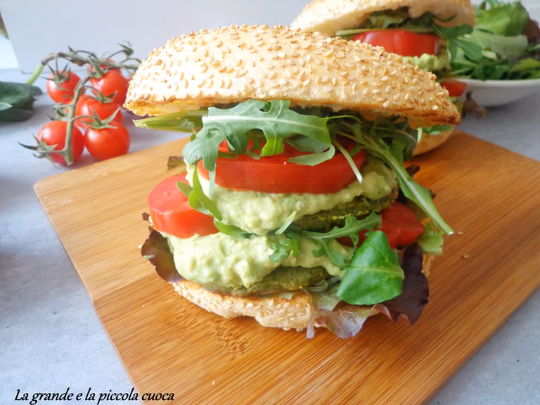 Burger ze szpinakiem i bazyliową salsą z awokado