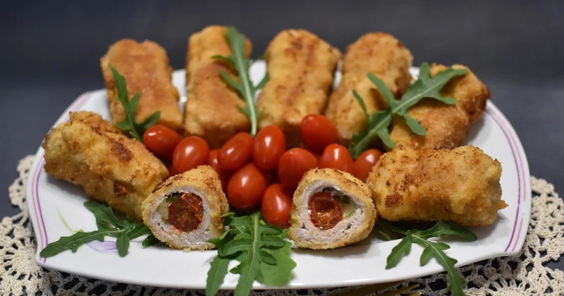 Roladki z mozzarellą, roszpunką i pomidorkami