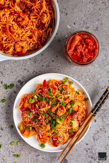 Ramen stir-fry z kimchi i krewetkami - food²