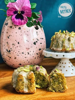 Wielkanocne mini babeczki pistacjowe