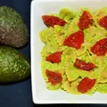 Farfalle z guacamole i suszonymi pomidorami