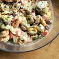 Sałatka z tortellini i kabanosem