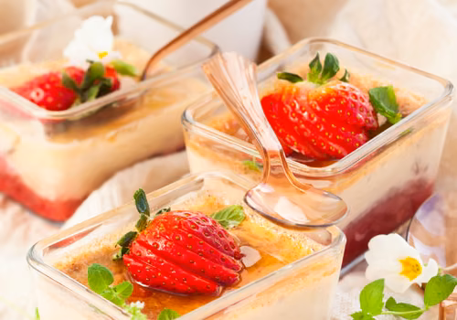 Delikatny krem, karmelowa skorupka i owocowa niespodzianka! Klasyczny creme brulee w nowej odsłonie!