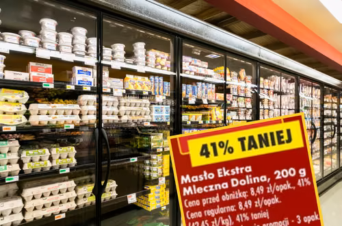 "Polskie sztabki złota" w zaskakującej cenie! Klienci od rana ustawiają się przed lodówkami Biedronki