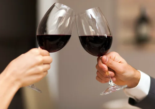 Dlaczego stukamy się kieliszkami? Ta tradycja ma mroczne początki