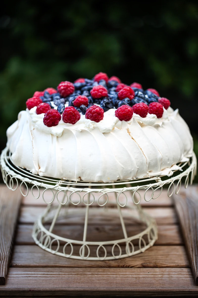 Tort bezowy z owocami lata (Pavlova)