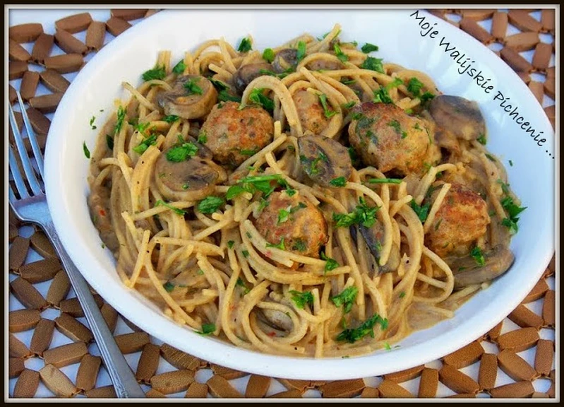 Grzybowe spaghetti z drobiowymi klopsikami