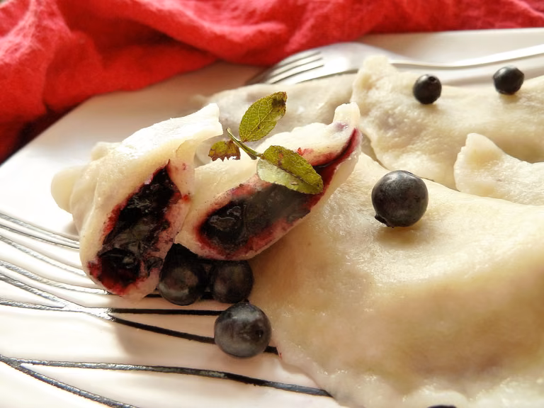 Pierogi z jagodami z kiślem