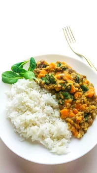 Dhal z soczewicą batatami i szpinakiem