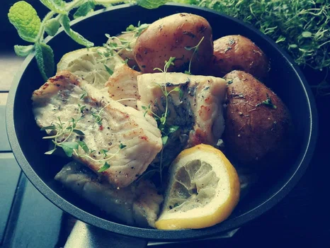 Ryba zapiekana z cytryną i młodymi ziemniakami