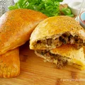 Calzone z mięsem i pieczarkami – pyszne pierogi drożdżowe