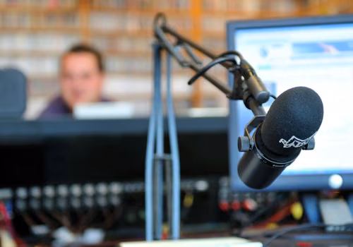Dziennikarze zastąpieni przez sztuczną inteligencję?! Kontrowersyjny eksperyment stacji radiowej!