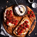 Grzanki z kremowym serkiem i pieczonymi pomidorkami
