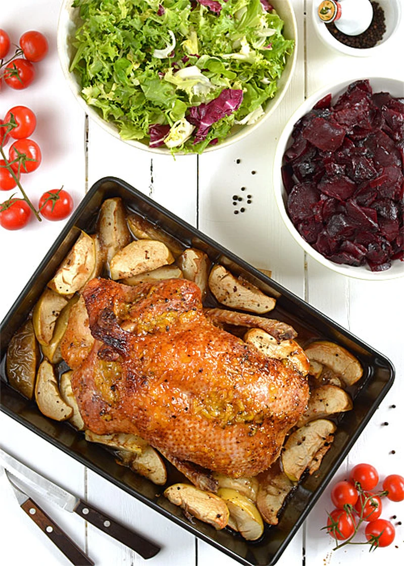 Kaczka pieczona z jabłkami w pomarańczowej glazurze