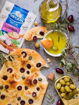 Foccacia z czosnkiem i oliwkami
