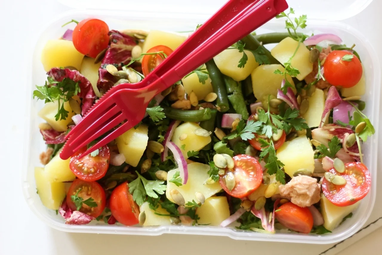 Dietetyczny lunchbox - sałatka z tuńczyka i fasolki szparagowej