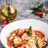 Krewetki z czosnkiem i pomidorkami ze spaghetti cukiniowym