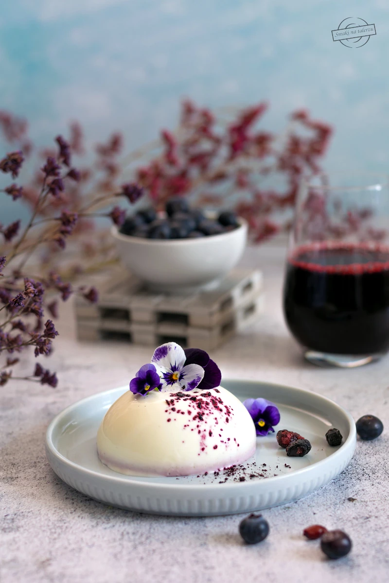 Panna Cotta waniliowa z dodatkiem liofilizowanej jagody kamczackiej