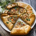 Galette – ciasto kruche na oliwie – z serem, cebulą i porem