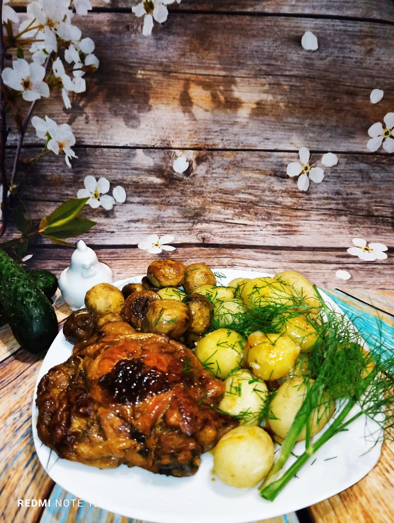 PODUDZIA KURCZAKA Z MALUTKIMI PIECZARKAMI Z SOSEM SOJOWYM