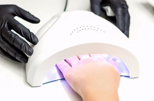 Lampy UV uszkadzają DNA komórek! Mogą prowadzić do rozwoju nowotworu!