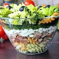 Sałatka makaronowa z serkiem wiejskim i szynką