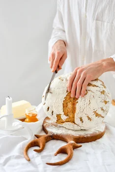 CHLEB NA ZAKWASIE. CHLEB ORKISZOWO- ŻYTNI Z NACZYNIA ŻELIWNEGO.