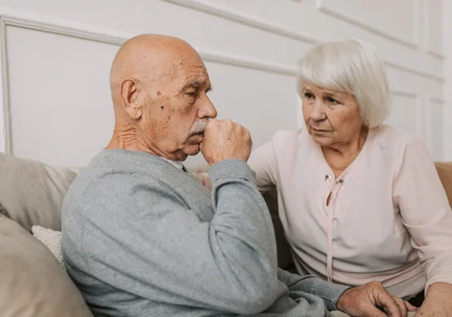 Rząd znowu zmienia plan bonu senioralnego. Mniej osób skorzysta!