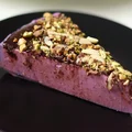 Sernik jagodowy z pistacjami