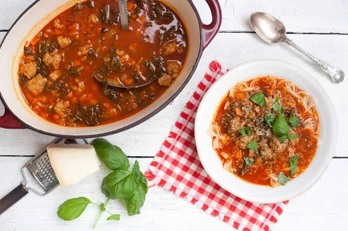 Pomidorowa zupa z jarmużem i kiełbasą