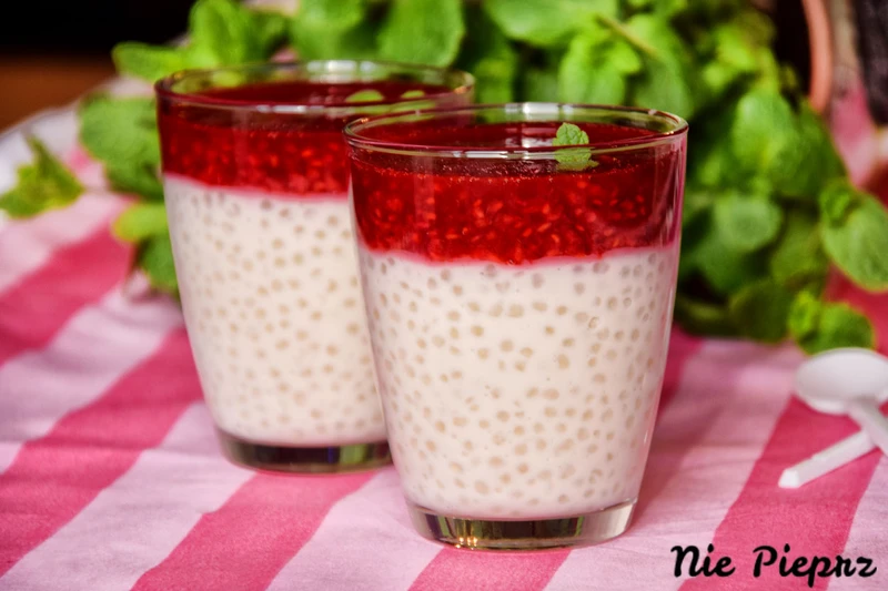 Kokosowy pudding z tapioki z malinami