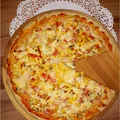Domowa pizza na grubym cieście z kolorowym farszem
